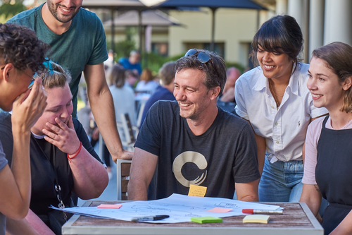 Didier Elzinga speaking with people